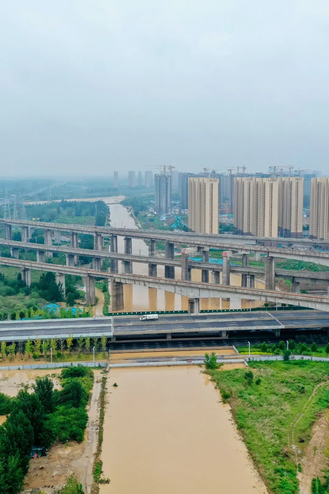 7月21日,被雨水灌满的魏河,贾鲁河.摄影/焦潇翔