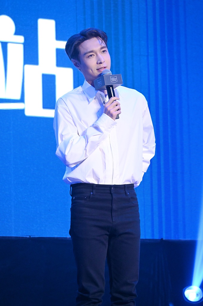 张艺兴穿白衬衫清爽帅气 现场调酒送粉丝超亲切_凤凰网娱乐_凤凰网