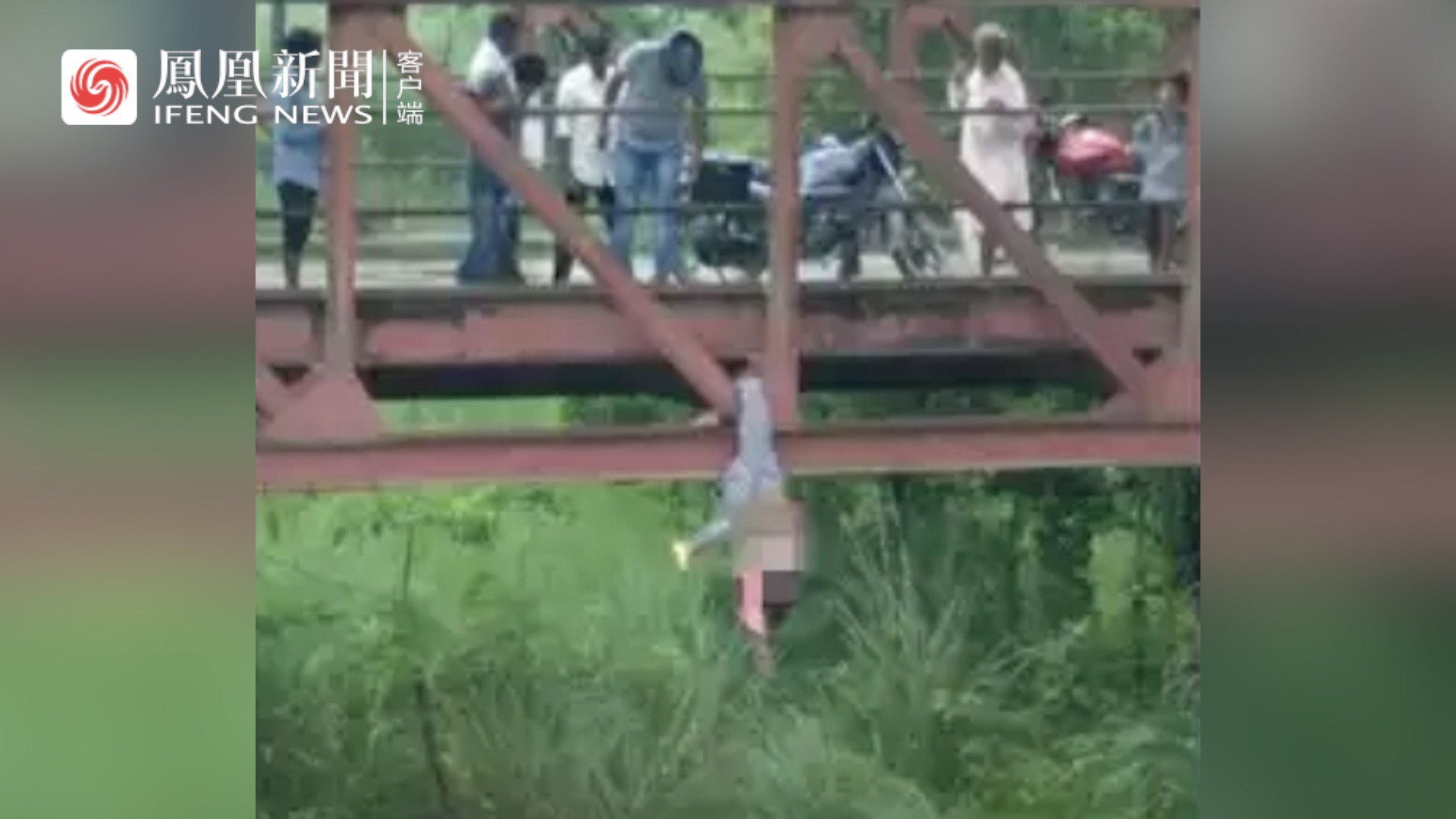 17岁印度女孩惨遭亲人杀害，尸体被吊桥上数小时