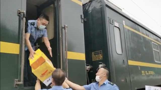 暴雨拦停列车致千名旅客被困郑州，列车长讲述40小时自救细节