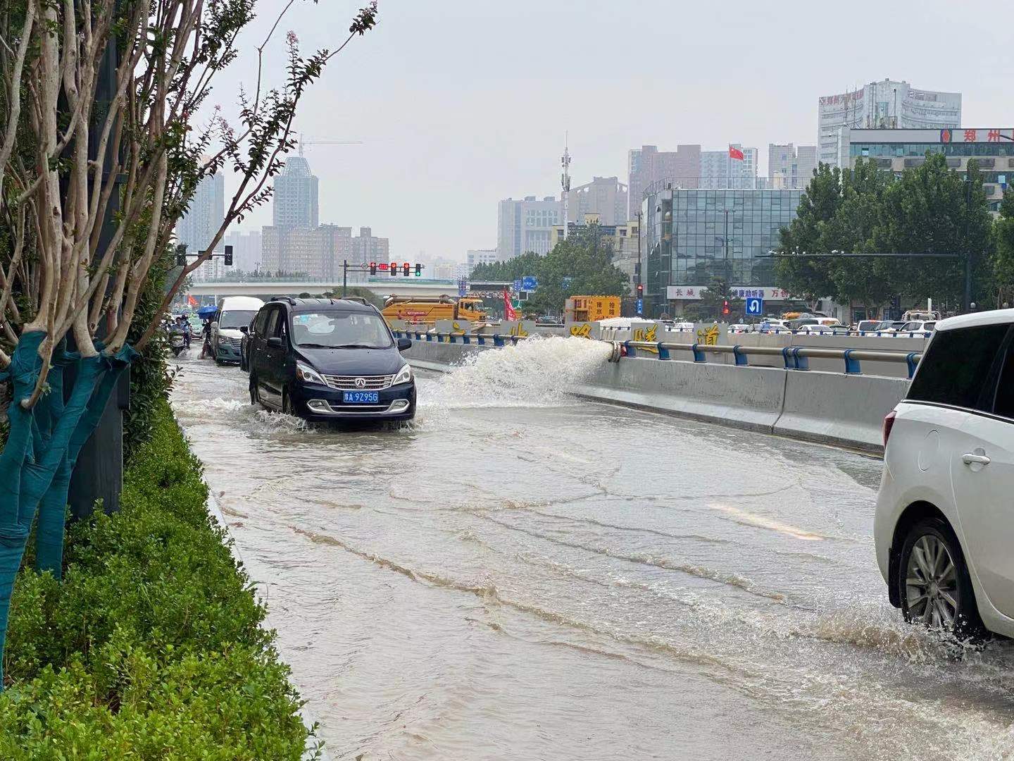 7月23日，澎湃新闻记者在现场看到京广北路隧道抽排水不断冲至隧道上方两旁主干道。