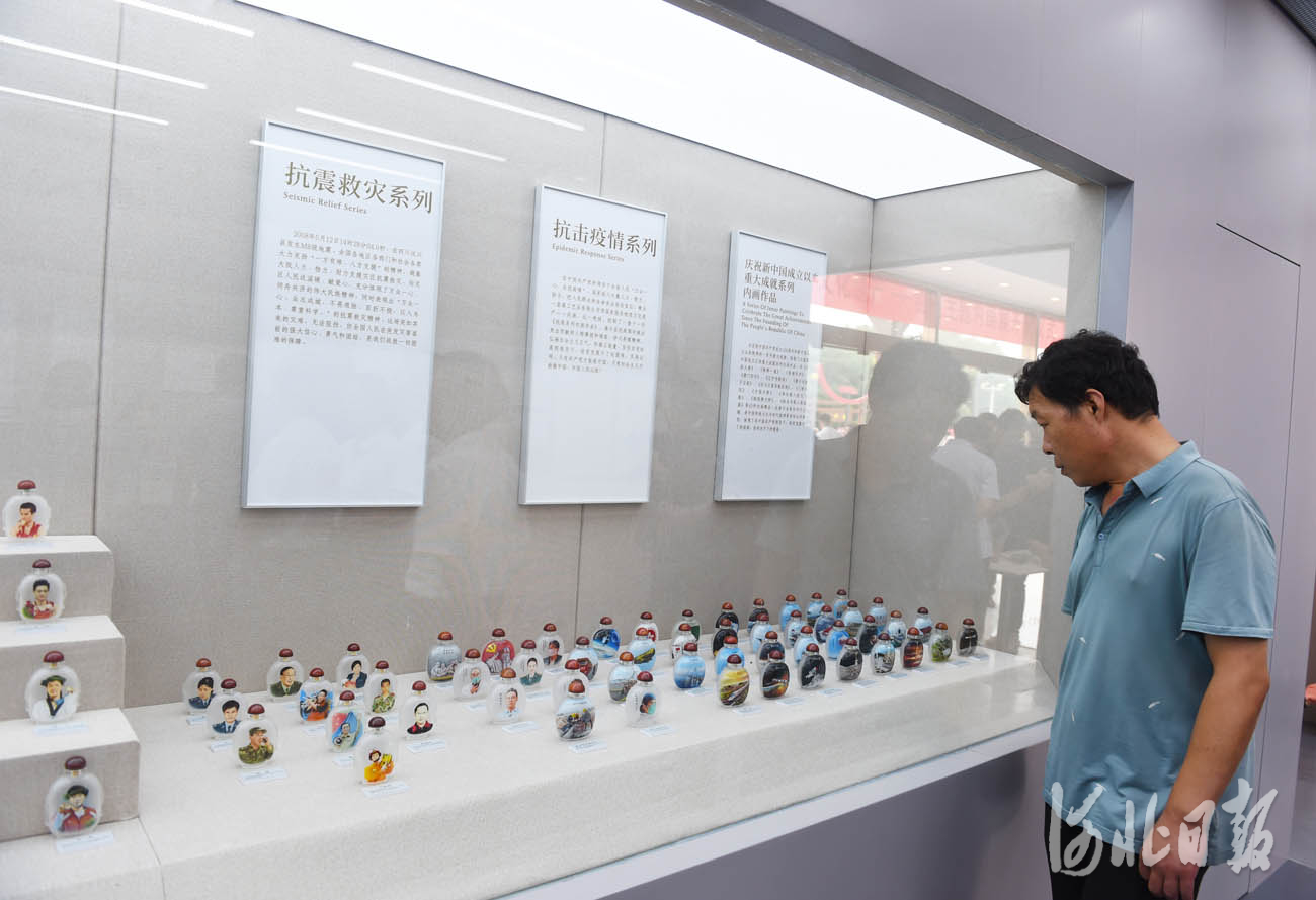 近日，市民在参观“红色主题内画展”。河北日报记者赵永辉摄影报道