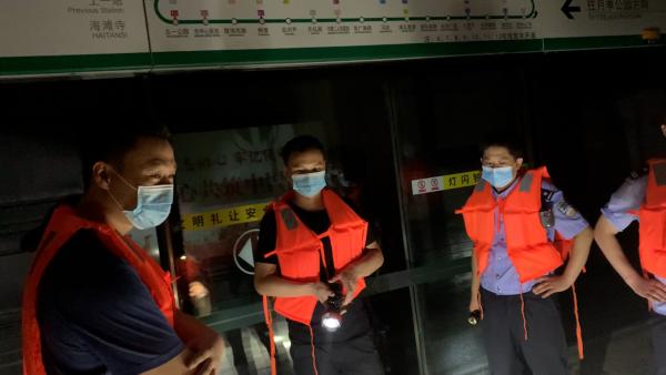 失联者家属渴望从速重启搜救 郑州地铁：抽完水后进一步救援