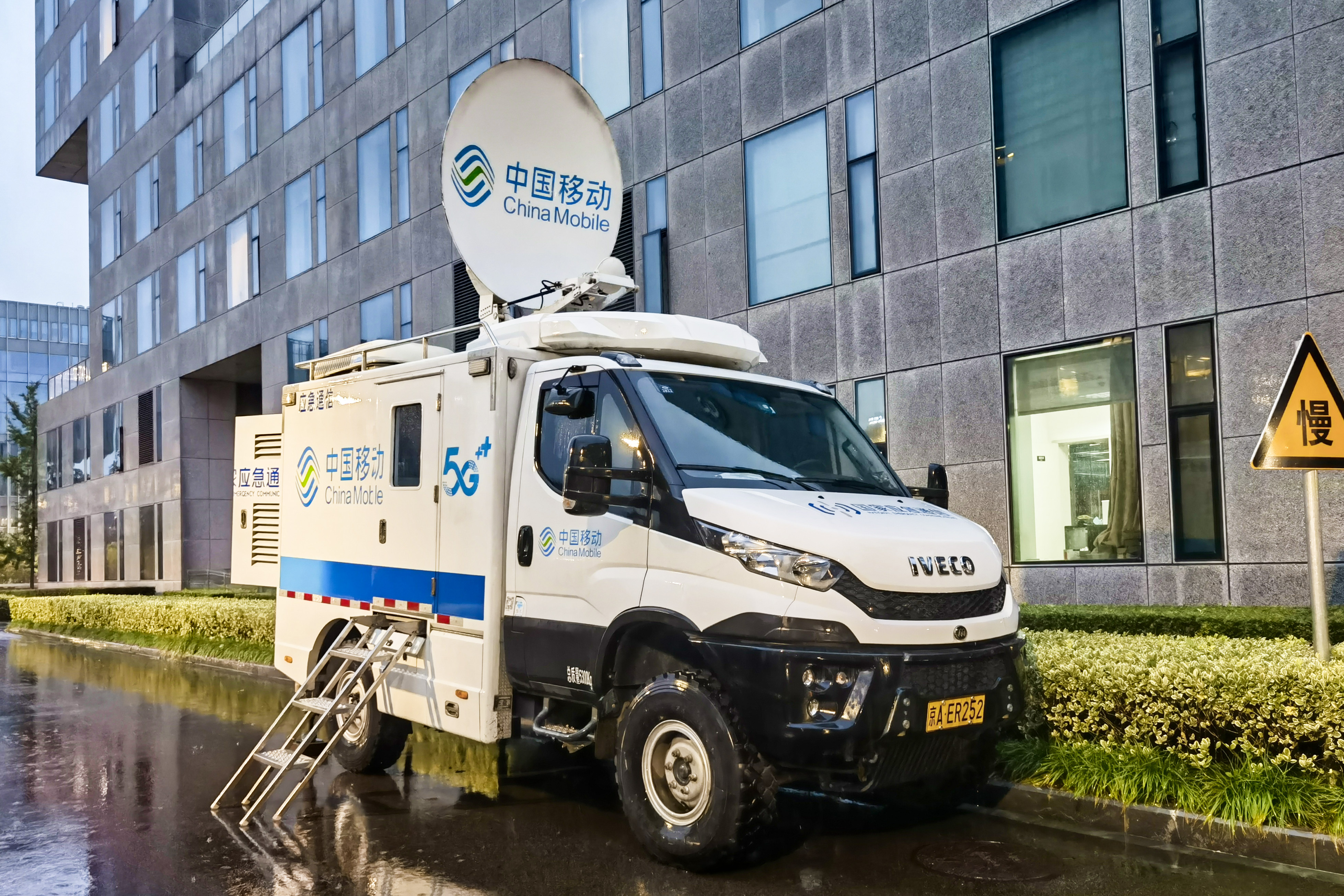 此外,宁波移动准备大中小型应急通信车,电源车,短波通信车等应急车辆