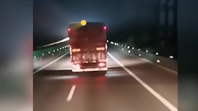 货车司机犯困 后车鸣笛护送20多公里