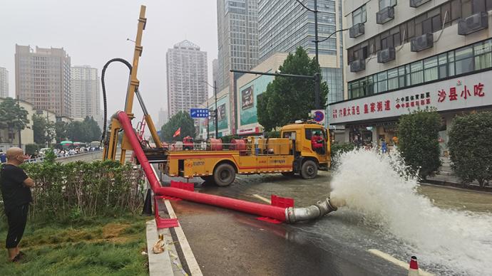 京广隧道最后的逃生者：抓住一根管救命 刚爬出3分钟水灌满