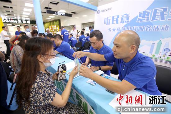 宁波公交咨询服务现场。潘绍波 摄