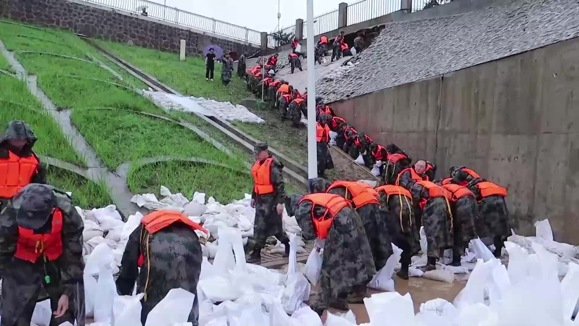 多处管涌,00后解放军学员16小时堵漏