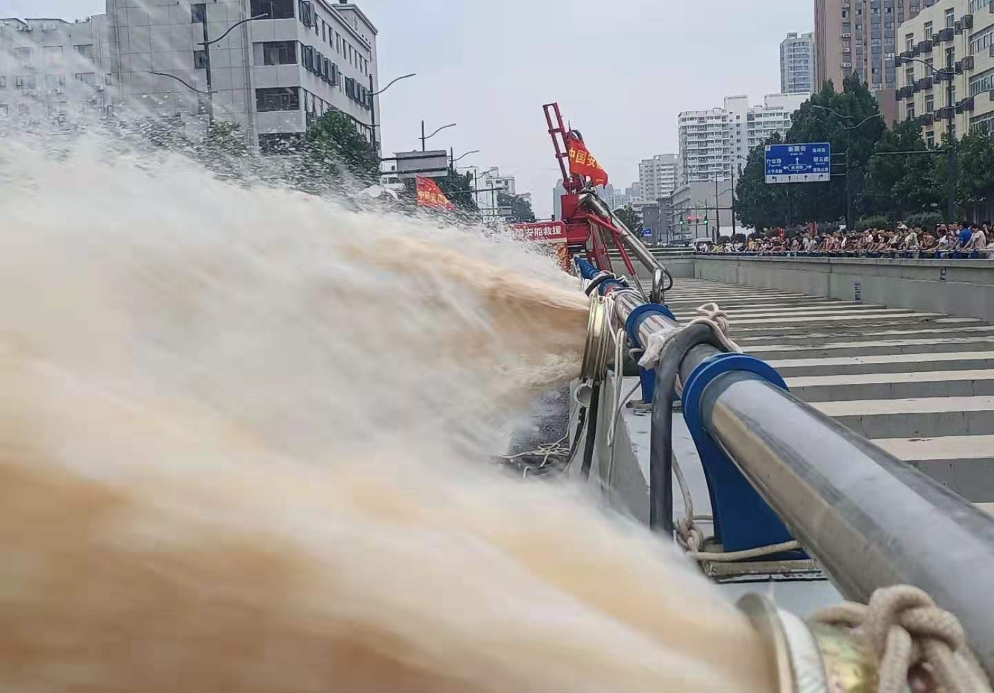 京广北路隧道抽水现场