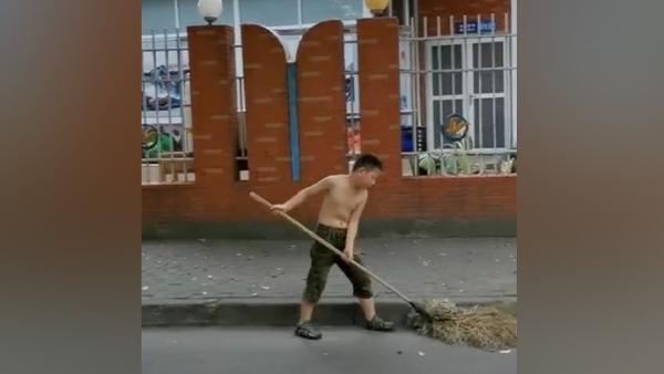 姐弟俩放暑假帮环卫工妈妈扫地，母亲：让娃在实践中感受生活