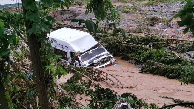 突遭山洪的医疗检查车：人没来得及跳车已被冲走 4人仍失联 - Vimarsana News