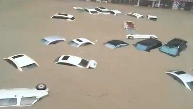 郑州暴雨破历史极值：街道内涝严重 多个地铁站遭灌水