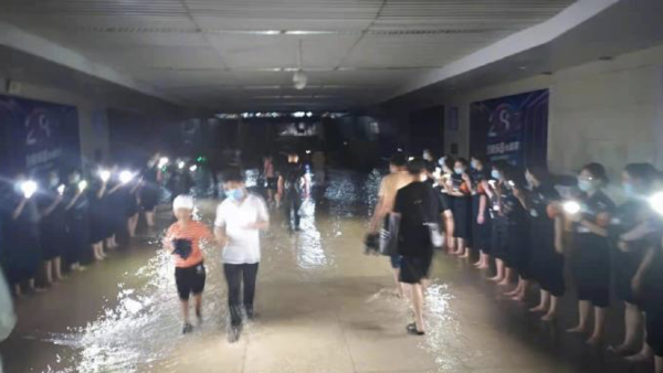 郑州火车站员工自发打开手机照明 为乘客照亮疏散通道