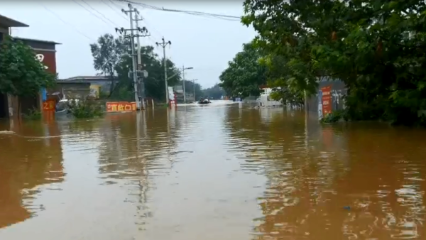 河南新乡暴雨洪水倾倒时