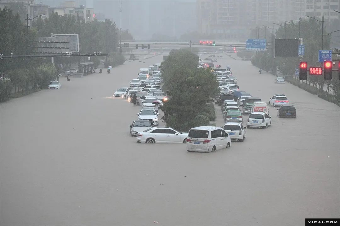 直击郑州暴雨地铁停运车辆被淹3天下了1年的雨量