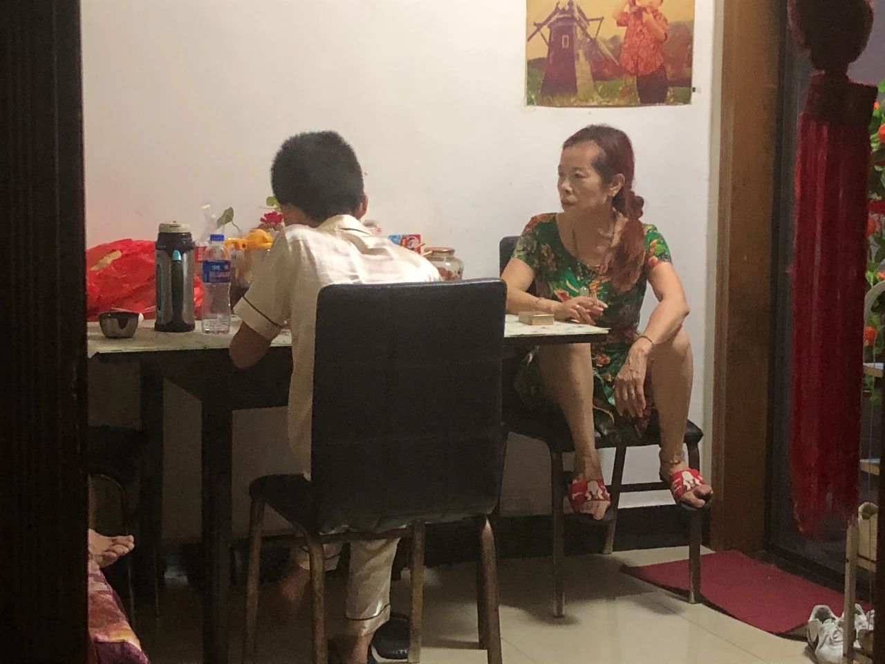 7月13日，昏睡一天的优优起床吃晚饭。新京报记者 冯雨昕 摄