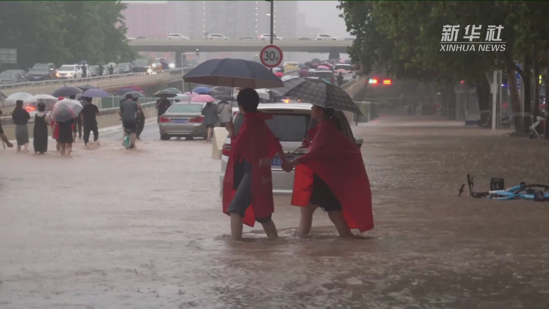 郑州遭遇历史极值暴雨 市区及周边县区受灾严重