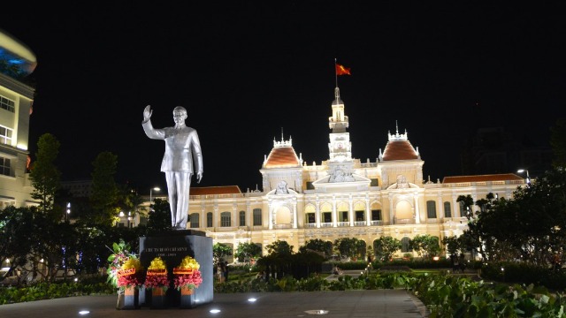 毛主席在1949年宣布新中国成立，胡志明得知此消息后决定向中国提出援助