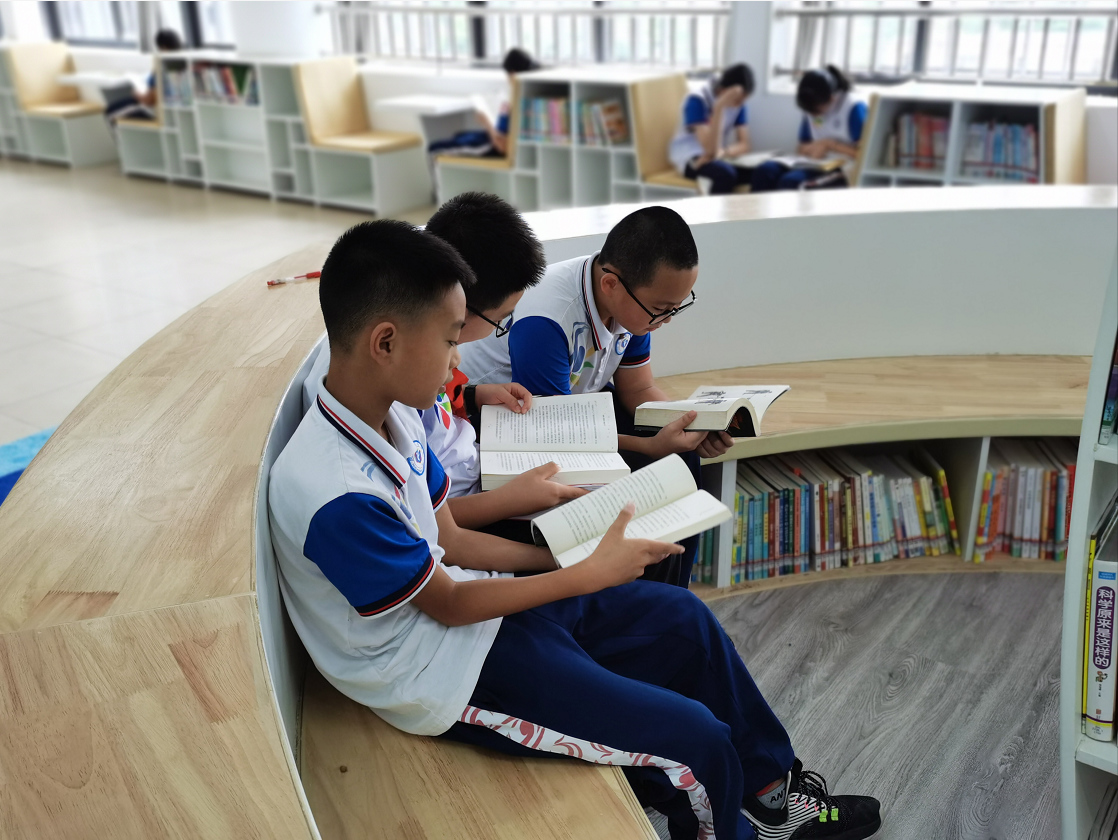 黄埔区为全区104个校园图书馆注入公共图书资源。图为凤凰湖小学图书馆。（受访者供图）