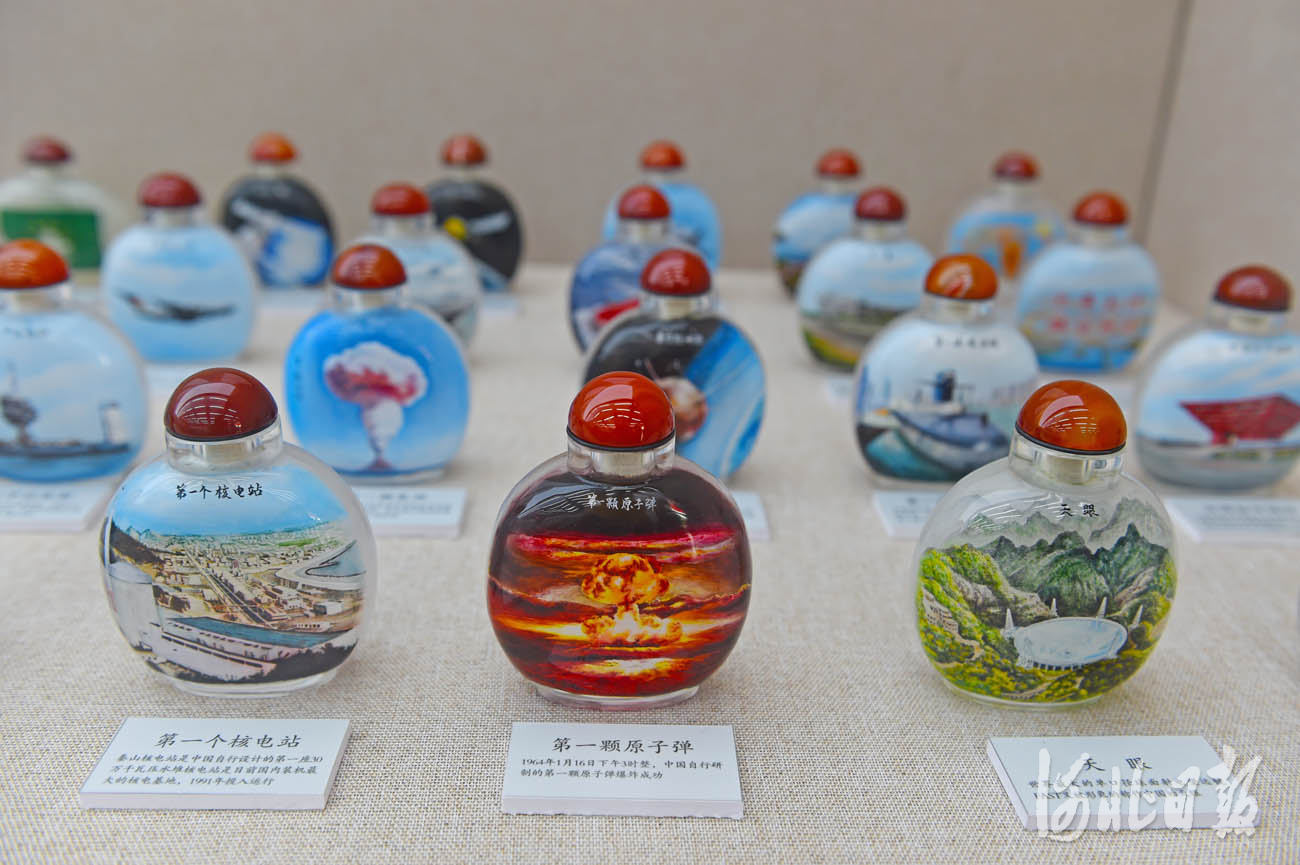 近日，“红色主题内画展”在全国第一个农村党支部诞生地——河北省安平县台城村举办。河北日报记者赵永辉摄影报道