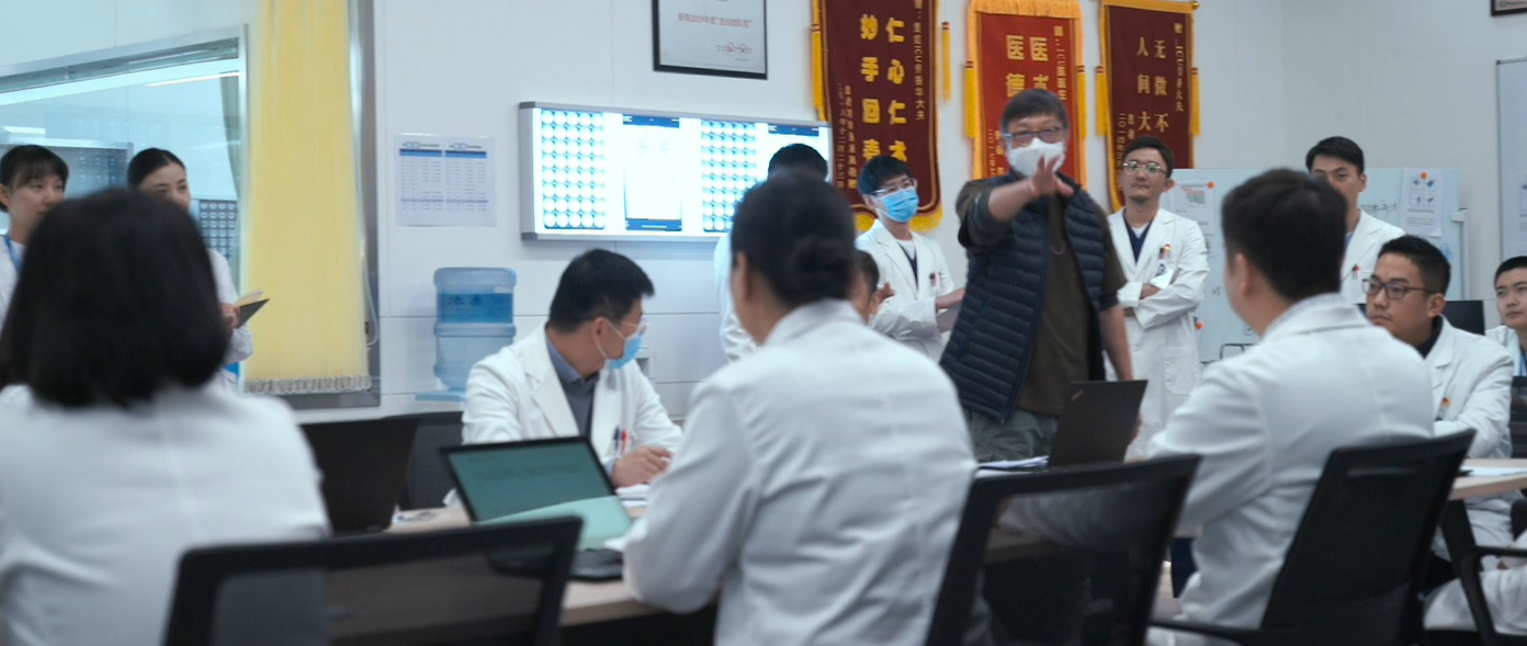 刘伟强导演（图中穿黑衣者）在现场讨论剧情