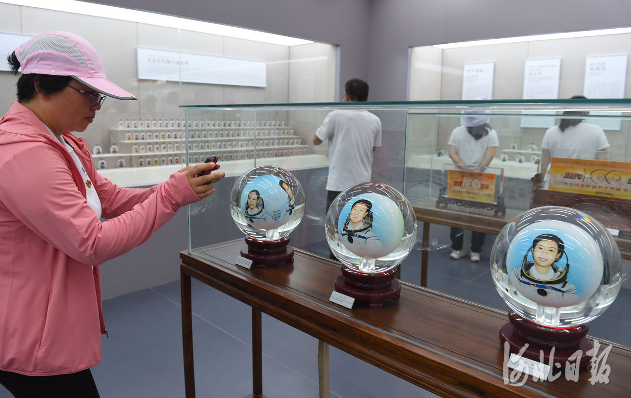 近日，“红色主题内画展”在全国第一个农村党支部诞生地——河北省安平县台城村举办。