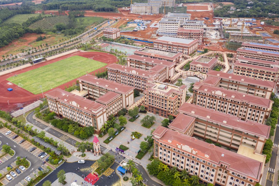 清华附中文昌学校今日正式签约揭牌