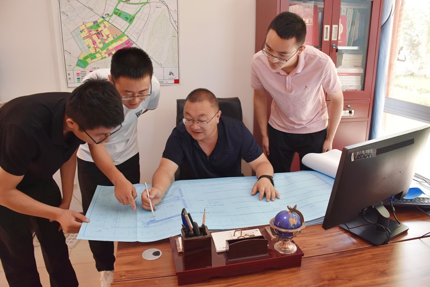 甘肃省集成装配式建筑产业发展有限公司总工、兰州建筑业联合会专家刘建军（右二）与同事审图 兰州建筑业联合会供图