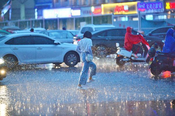 郑州街头市民在雨中奔跑