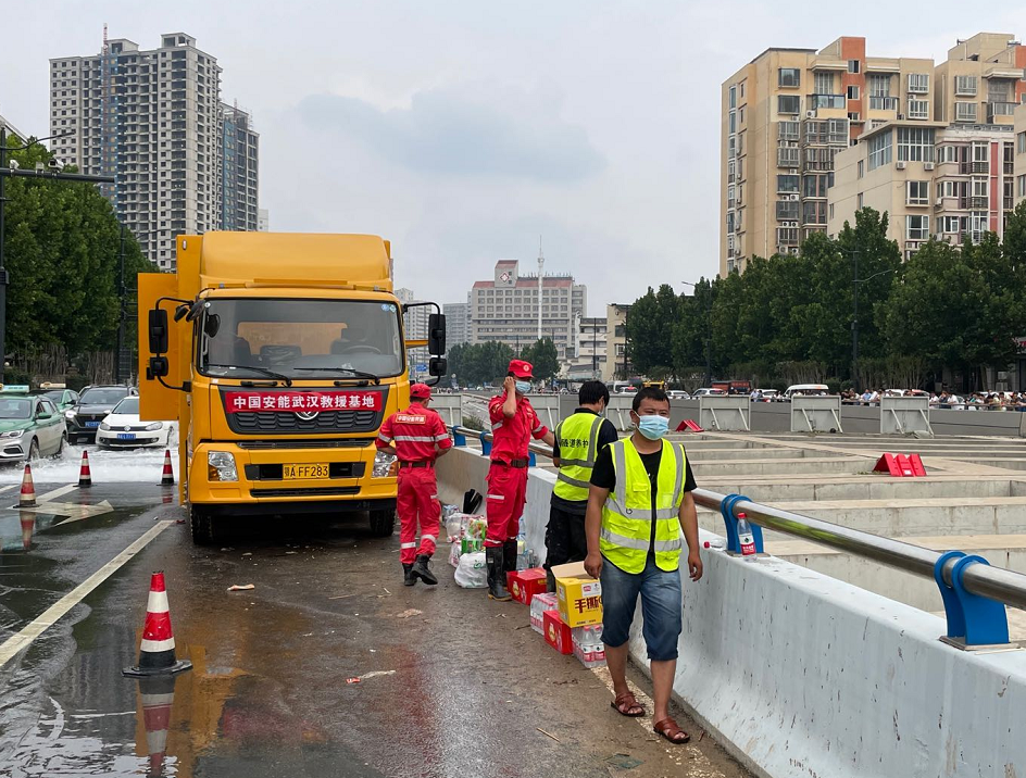 前方连线｜郑州京广路隧道，预计明天中午前可排净积水