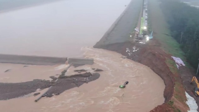 现场：河南伊何滩拦水坝出现决口 解放军紧急实施爆破分洪