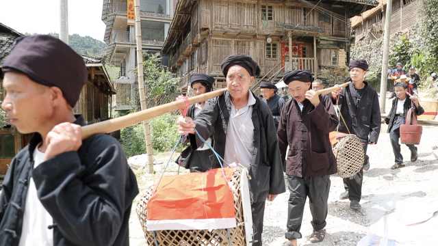 实拍桂林龙脊瑶族晒衣节抬金狗送祝福，背后竟有个催泪传说
