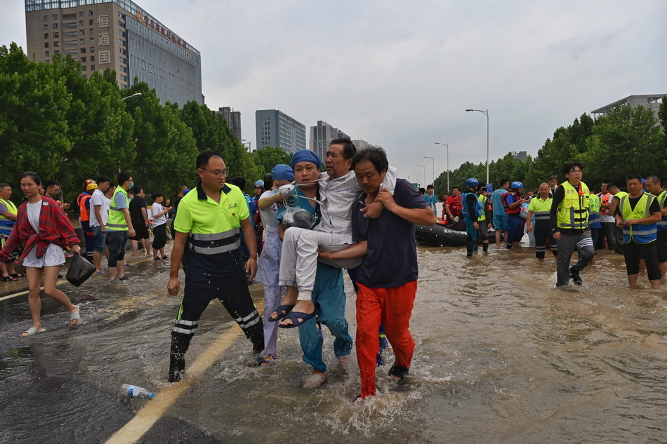 2021年7月22日，郑州市中牟县郑开大道，救援人员转移阜外华中医院被困病人。 澎湃新闻记者 孙湛 图