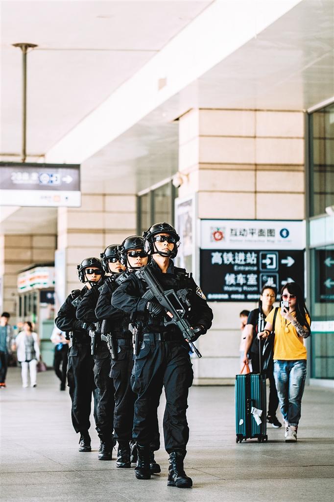 全副武装巡逻的西安特警.(特警支队供图)