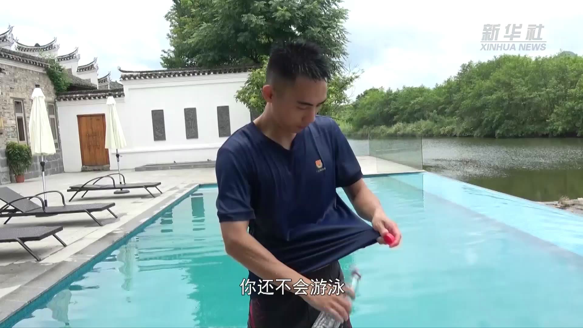 “水母漂”“空瓶浮”“纵队行”消防员亲身示范水灾自救法