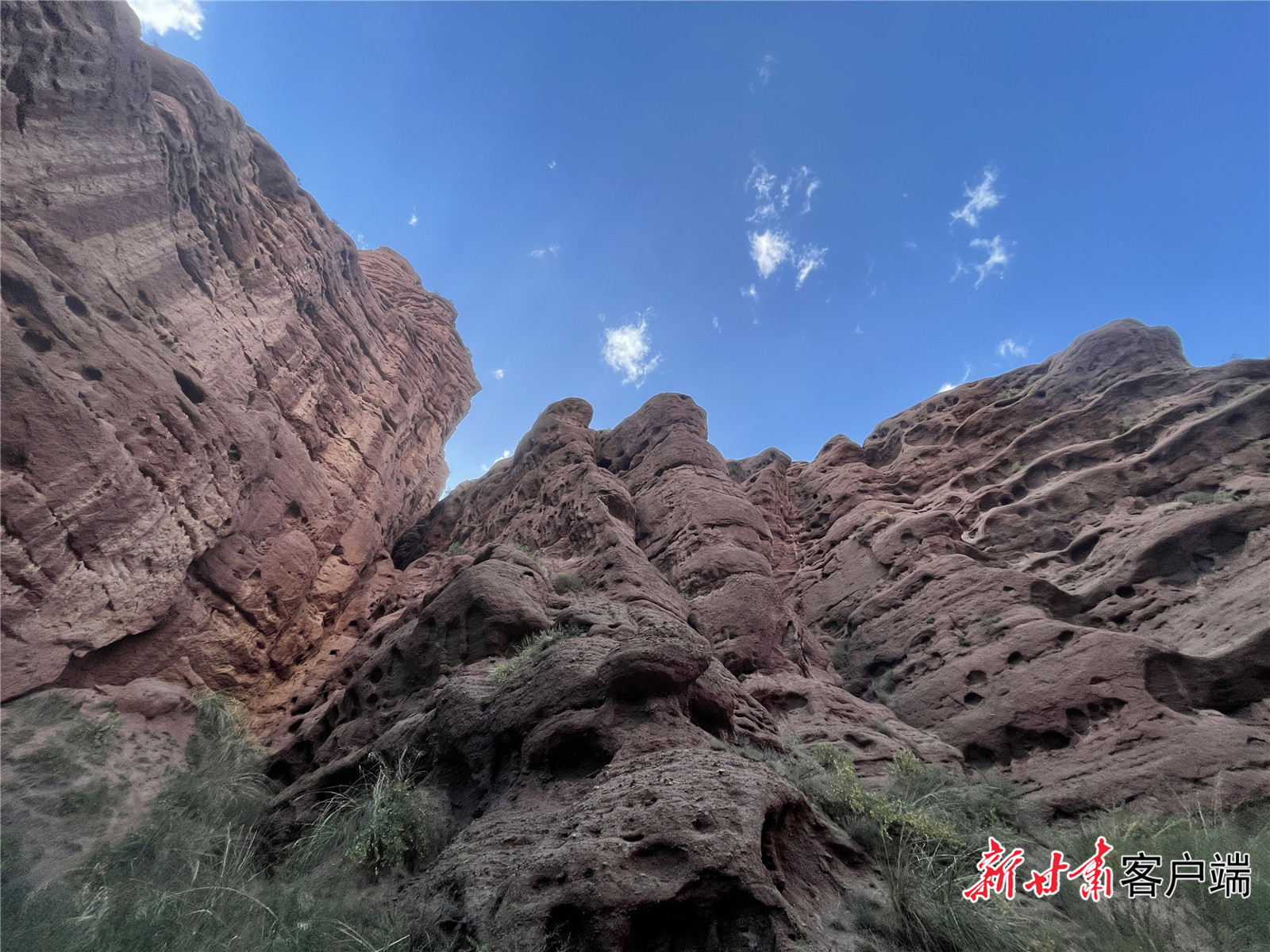 在谷底仰望天空