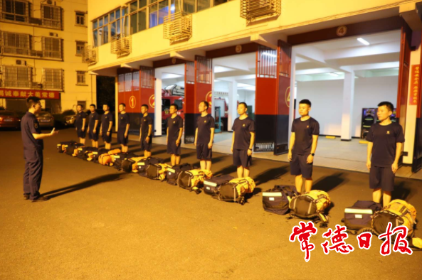 常德13名消防指战员整装待发，增援郑州。