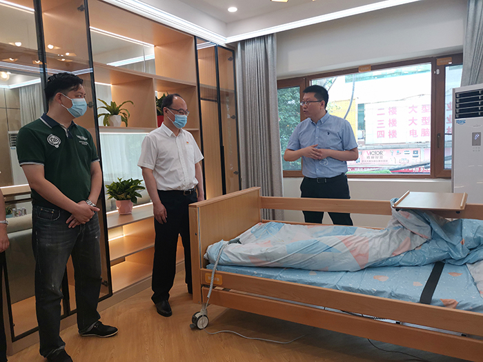 人大代表实地查看“江汉区花楼水塔街综合为老服务中心”的养老设施建设进展,中心负责人介绍机构设施、运营情况、服务项目等。