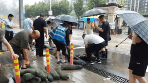 郑州一小区全体男业主自发找沙袋挖土抗击暴雨