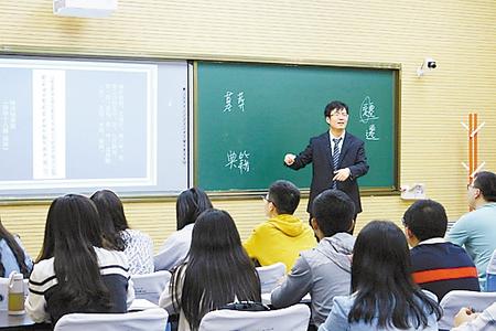 李迎春教授为研究生授课