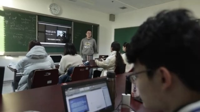 翻译家范晔在大学担任讲师，在课堂上用一句话概括《百年孤独》