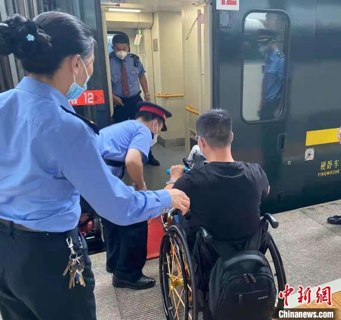 广铁全力支援河南等地抗洪抢险救灾首开救灾物资专列