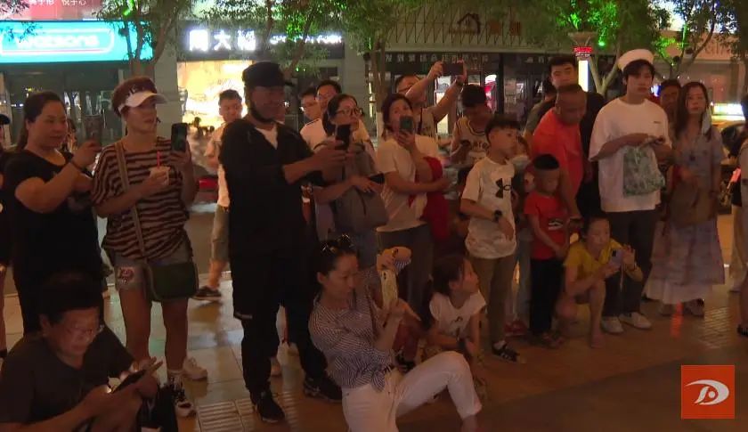 “夜经济”点亮敦煌 呐!你要的“烟火气”回来了