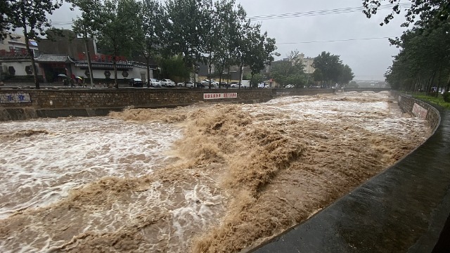 凤凰连线|致全城停摆 郑州暴雨到底有多强？