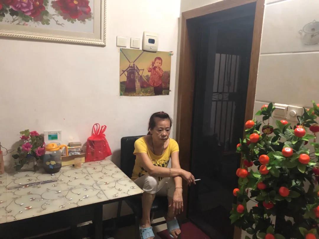 7月12日，赵月兰坐在家门口吸烟发愁。新京报记者 冯雨昕 摄