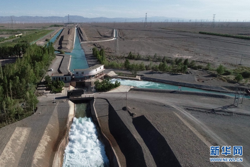 玉门市境内的疏勒河灌区昌马总干渠（2021年7月4日摄，无人机照片）。新华社记者 刘诗平 摄