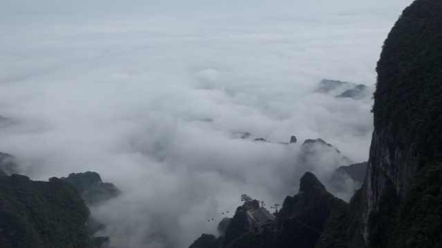 张家界天门山现云海奇观！山峰被云海缠绕似峰岛，游客像神仙