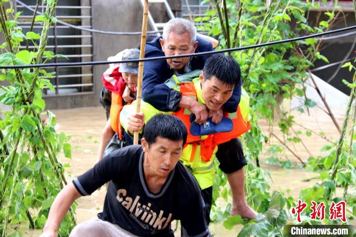 湖北南漳县遭遇强降雨百余群众安全转移