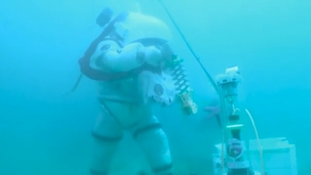 航天员为什么要进行大量水下训练？中性浮力设施是为了模拟太空环境