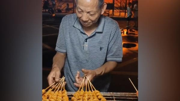 烤面筋爷爷神似袁隆平院士，拍摄者：感觉很亲切